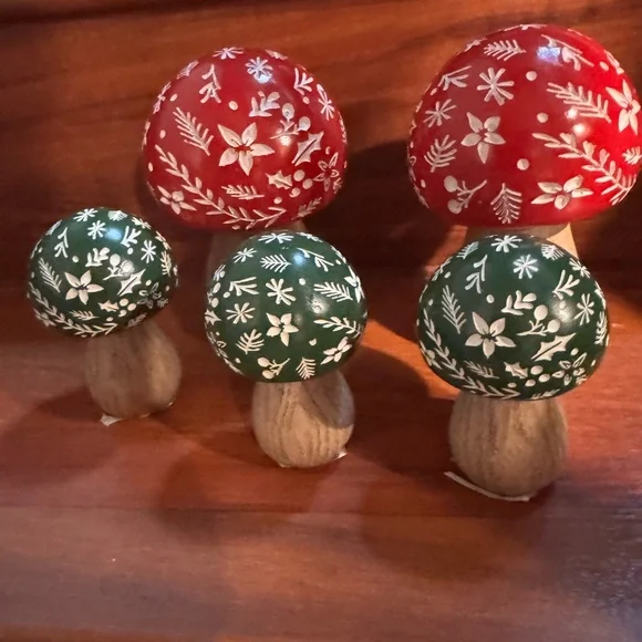 Christmas wooden Red and Green Mushroom home decor - Picture 4 of 4